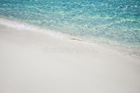 软的波浪关于蓝色洋向沙的海滩.背景.