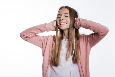 十几岁的女孩享有特别喜欢的人歌曲采用耳机