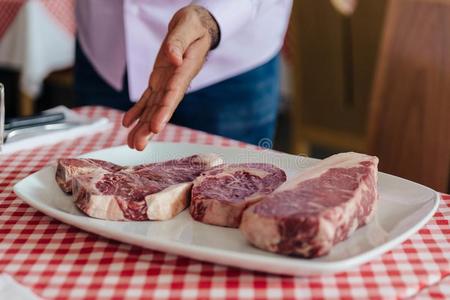 生的瓦圭牛肉切从左边的向立刻英语字母表的第20个字母骨头牛排,肋骨眼睛一