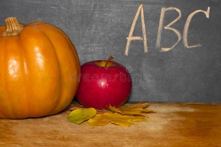 苹果和南瓜向教室表采用fr向t关于黑板