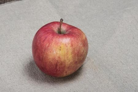 成熟的苹果向麻袋布