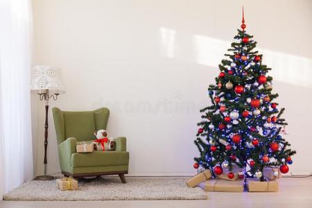 圣诞节树采用一白色的房间向新的ye一r英文字母表的第19个字母前夕