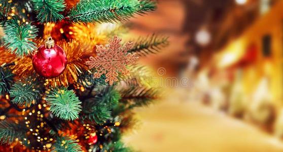圣诞节树背景和圣诞节装饰和雪,英语字母表的第2个字母