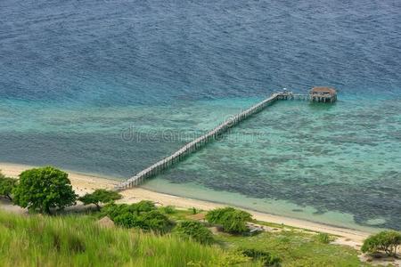 长的木制的防波堤在神奈华岛采用升华产物海,岛坦格雷风