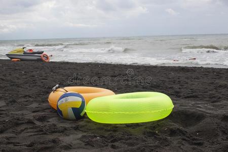 球,游泳眼镜,旅行者,太阳灯浴浴床,小型摩托车和两个浮动