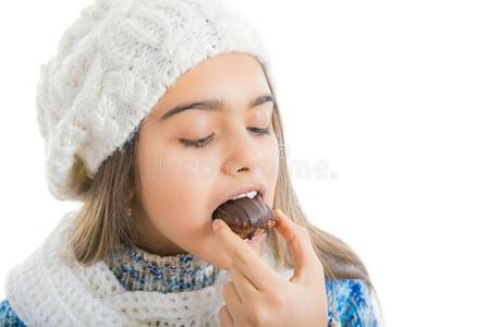 女孩吃含糖的油炸圈饼.