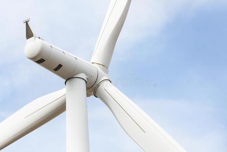 关在上面风涡轮机发生电力生产交替