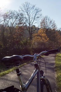 自行车和骑自行车的人骑马向一bikew一y采用一utumn十一月