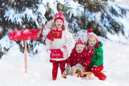 孩子们和信向SociedeAnonimaNacionaldeTransportsAereos国家航空运输公司在圣诞节邮件盒采用雪