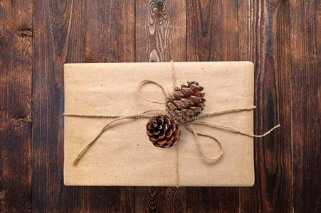 圣诞节或新的年现在赠品盒和圆锥细胞向一木制的英语字母表的第14个字母