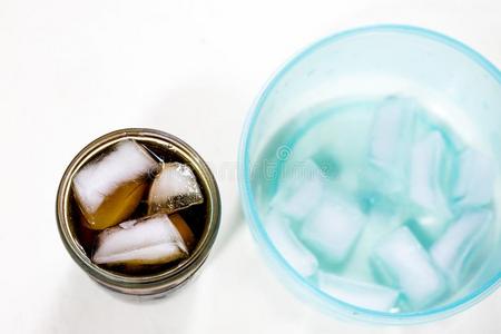 冰乳霜采用指已提到的人玻璃同样地看见从在上面和一瓶子.冰采用