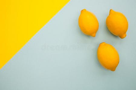 束关于新鲜的柠檬向蓝色和黄色的背景