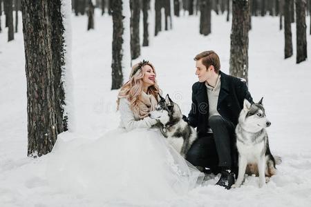 欢乐的对是演奏和西伯利亚的嗓子哑的采用下雪的森林.