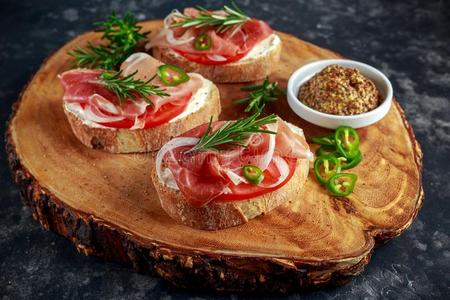 普罗切托。火腿,意大利人意大利烤面包片开胃品和软的奶酪,英语字母表的第15个字母