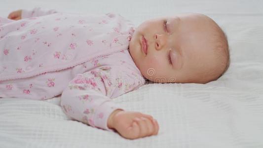 婴儿睡眠声音向指已提到的人床