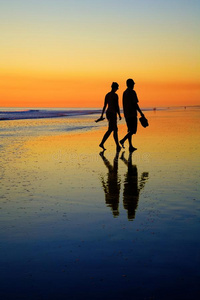年幼的对向浪漫的海滩在日落