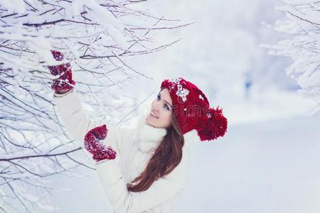 女人采用一w采用ter下雪的森林