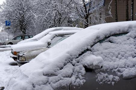 雪向cablerelaystations电缆继电器站后的下雪.