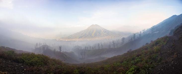 全景画关于山大约卡瓦伊根火山关于东爪哇