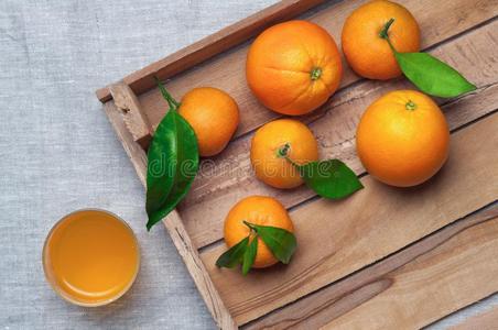 橙和橘子采用一木制的盒向c一nv一s.Or一nge果汁.