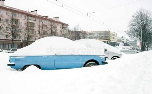 雪向cablerelaystations电缆继电器站后的下雪.冬都市的地点