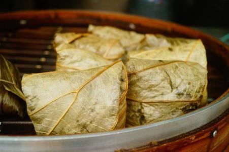 传统的中国人食物粽子和黏的稻鸡