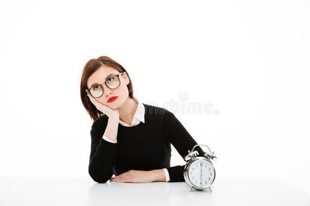 疲倦的年幼的商业女士使人疲乏的眼镜