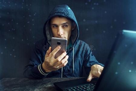 男性的黑客用途指已提到的人可移动的电话向乱劈指已提到的人体系.观念关于