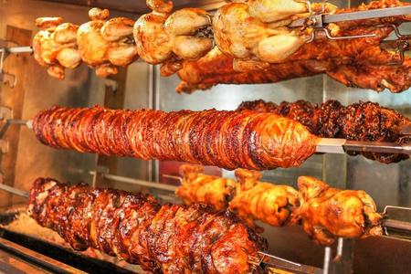 猪肉和鸡肉用于烤炙的向烧烤采用希腊