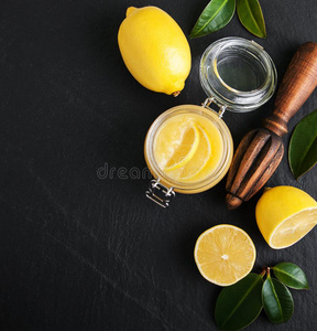 柠檬凝乳采用玻璃罐子和新鲜的柠檬