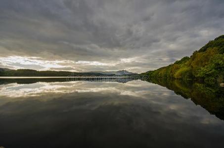 一看法向镇定的水关于湖维纳查,Trossarch,苏格兰的哈维尔