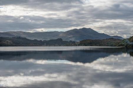 一看法向镇定的水关于湖Venachar,Trossarch,苏格兰的哈维尔