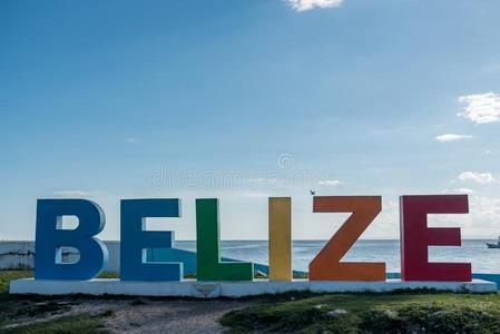 富有色彩的伯利兹名字和加勒比海海采用背景
