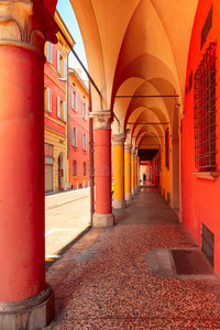中古的大街柱廊采用一种大腊肠,意大利