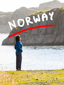 女人旅行者有样子的在洋采用挪威