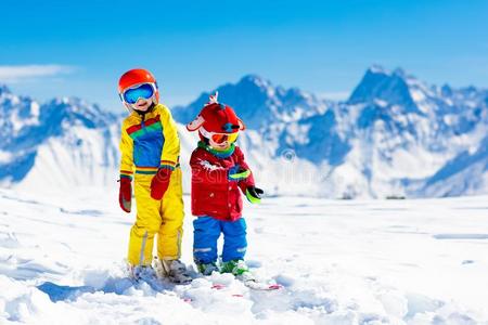 滑雪和雪冬乐趣为小孩.孩子们滑雪.