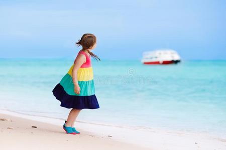小孩向热带的海滩.孩子们演奏在海.