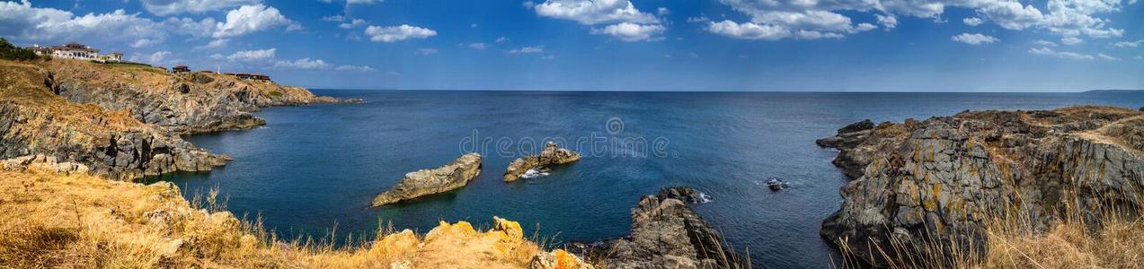 临海的风景横幅,全景画-指已提到的人多岩石的海岸