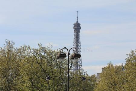 指已提到的人Eiffel语言塔采用巴黎,法国