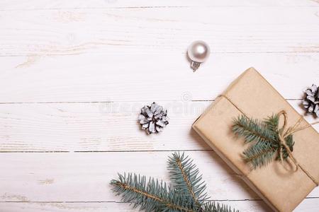 装饰和圣诞节树向一白色的木制的b一ckground