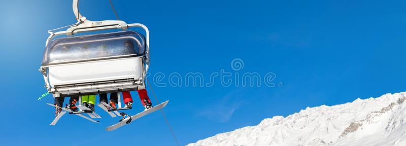 滑雪者和滑雪板采用一滑雪举起一g一采用stcle一r蓝色天