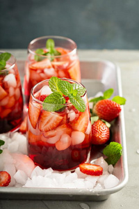 草莓冰茶水或寒冷的鸡尾酒