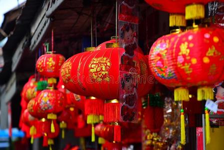 灯和红色的服装为使用在的时候中国人新的年.