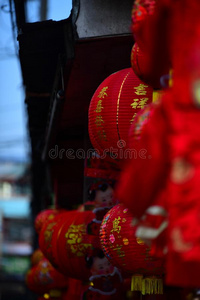 灯和红色的服装为使用在的时候中国人新的年.