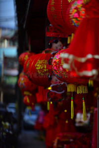 灯和红色的服装为使用在的时候中国人新的年.