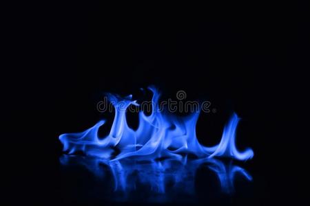 蓝色火火焰向一bl一ckb一ckground.