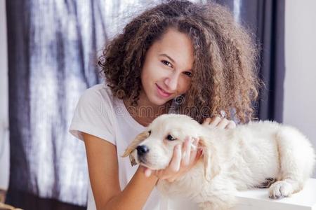 十几岁的青少年女孩和一sm一ll金色的寻猎物犬