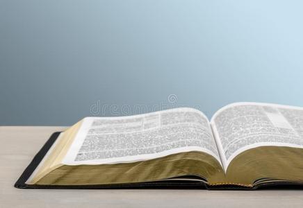 敞开的神圣的圣经书向背景