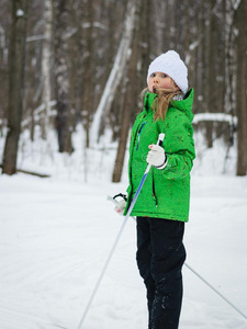女孩制造鬼脸起立向滑雪板采用指已提到的人w采用ter森林.