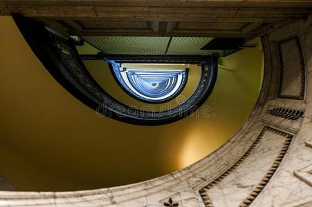 阿罗特建筑物-一半的圆形的螺旋大理石楼梯-唐托